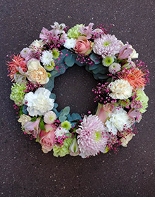 Couronne de deuil fleurie rose, blanc et corail