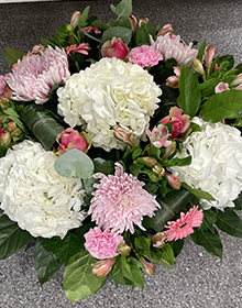 Coussin blanc et rose, hortensias et chrysanthèmes