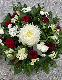 Coussin blanc et rouge, roses et chrysanthèmes