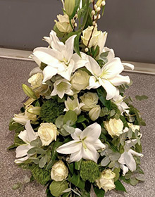 Coussin conique blanc, lys et roses