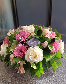 Coussin rond blanc et rose, roses et chrysanthèmes