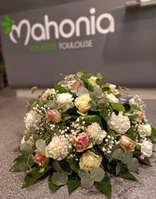 Coussin rose et blanc avec gypsophile