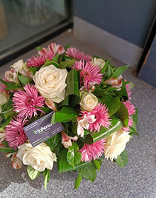 Coussin rose et blanc, roses et gerberas
