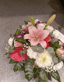 Composition rose, rouge, blanc et orchidées