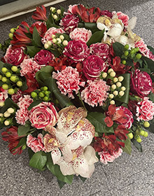 Grand coussin rouge et blanc avec orchidées