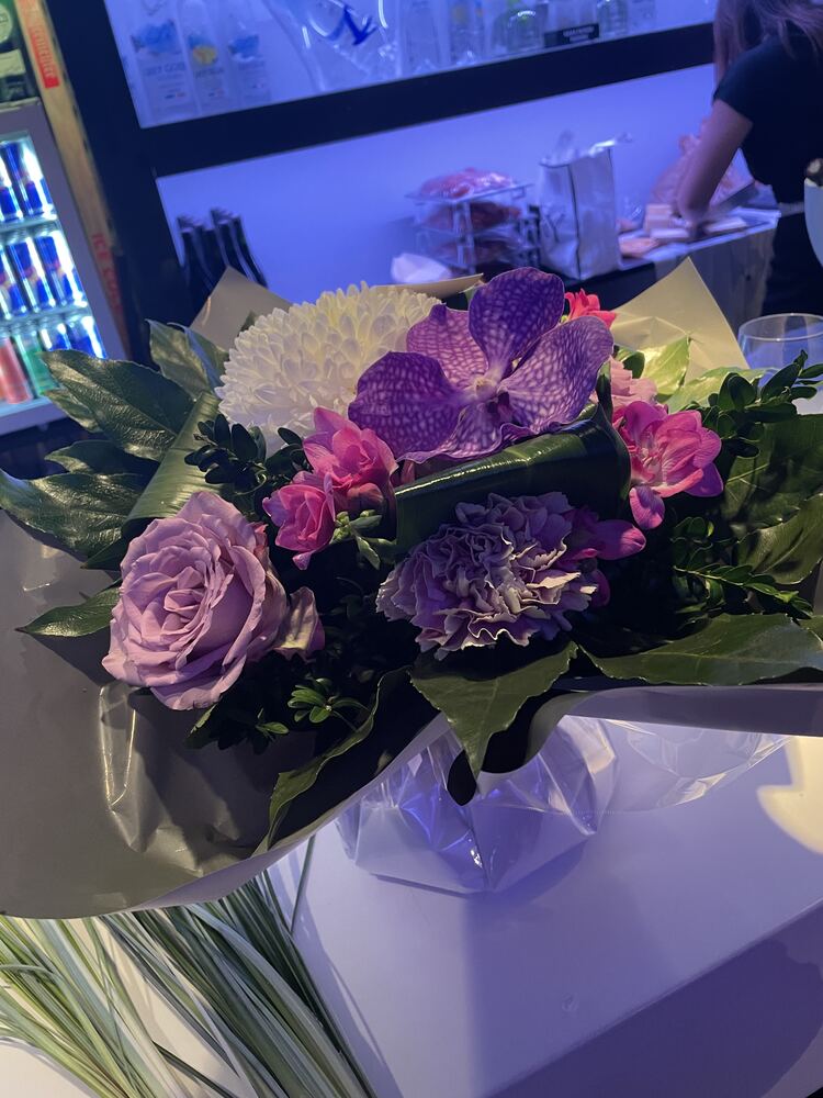 Bouquet événementiel avec orchidées violettes
