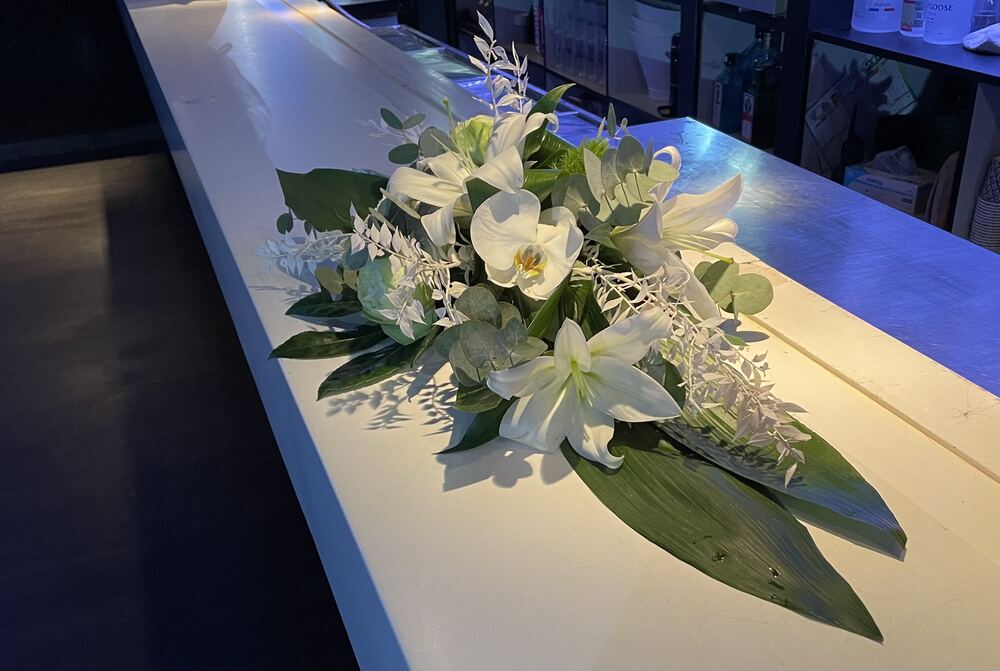 Centre de table blanc sur comptoir de bar