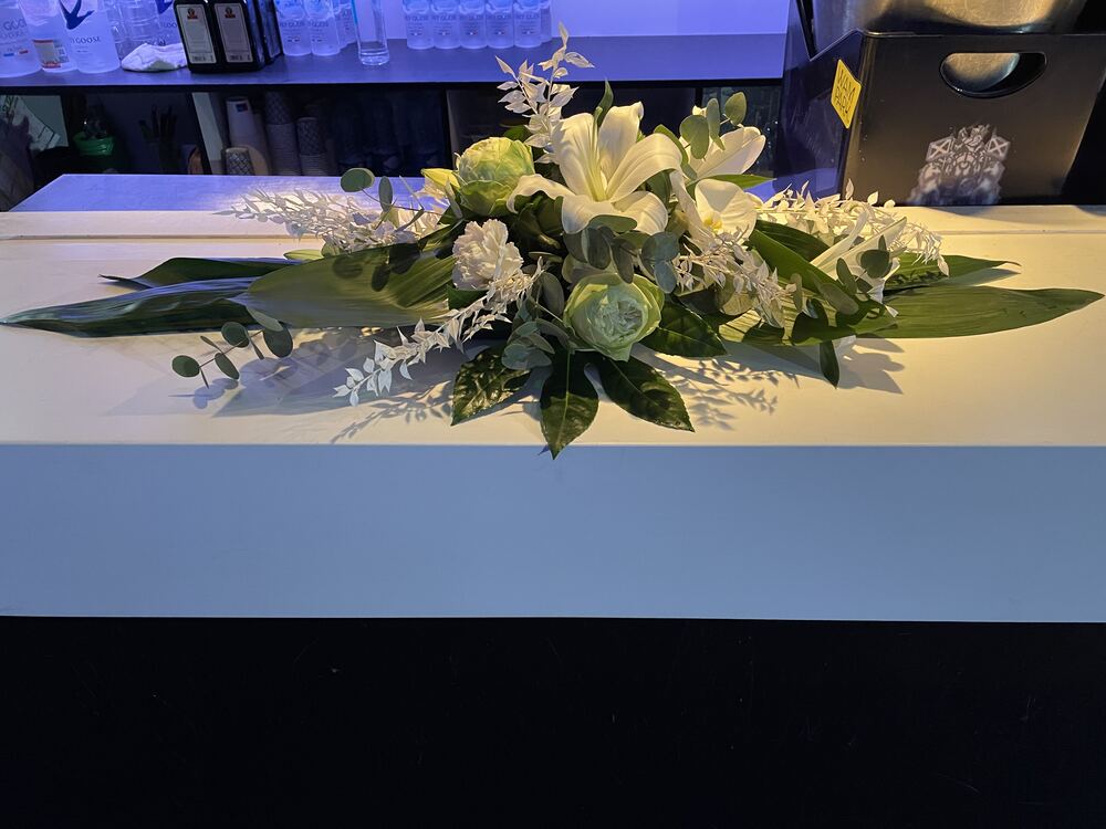 Centre de table blanc sur comptoir de bar