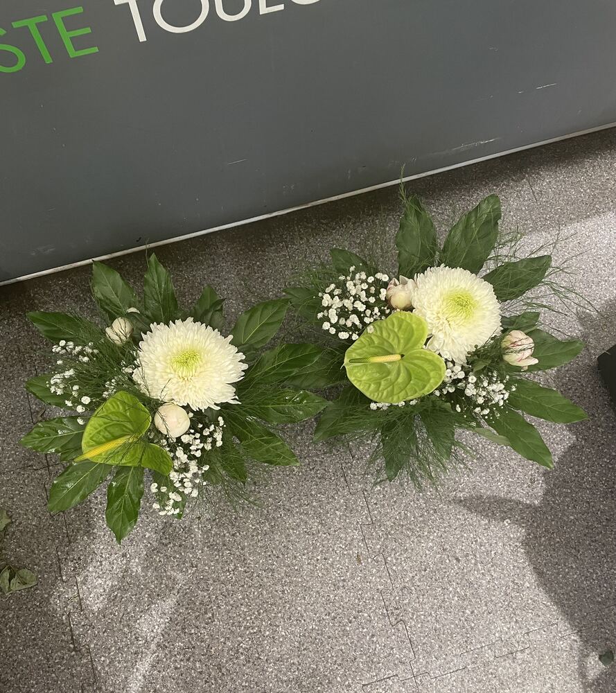 Centre de table blanc rond, chrysanthèmes et gypsophile