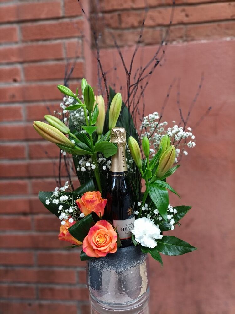 Bouteille de champagne décorée de fleurs orange