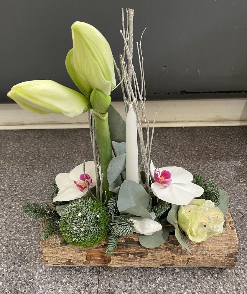 Composition amaryllis blanc sur socle en bois flotté