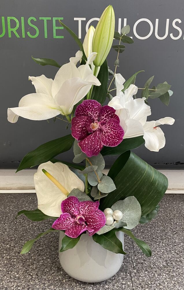 Composition lys et vanda fuchsia sur pied