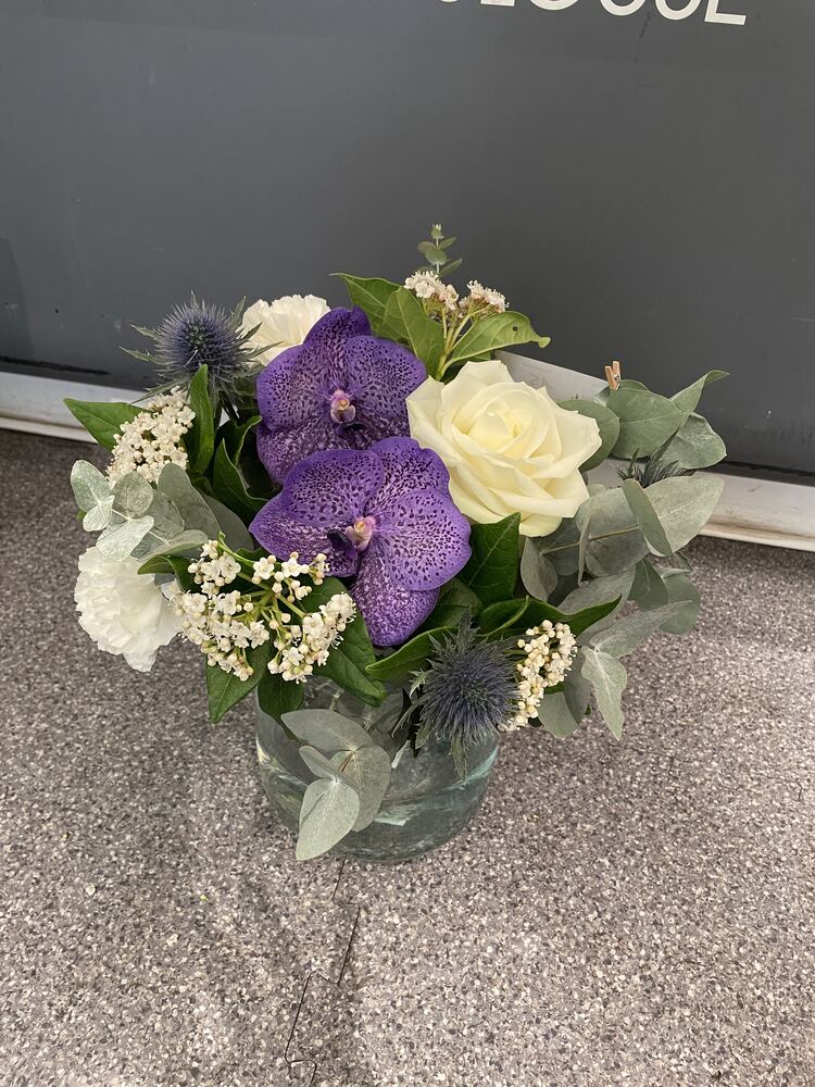 Composition ronde avec orchidées vanda violettes