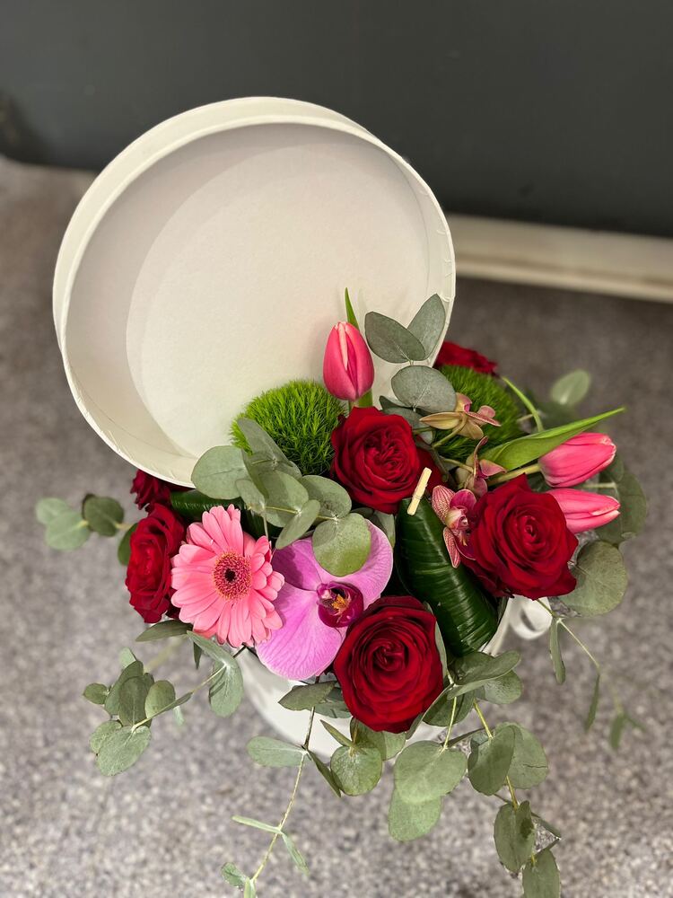 Composition ronde rouge et rose, roses et gerberas