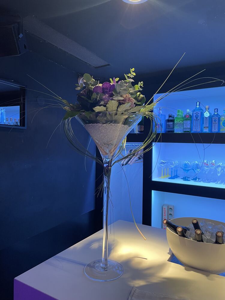 Composition florale en verre à martini, ambiance bar