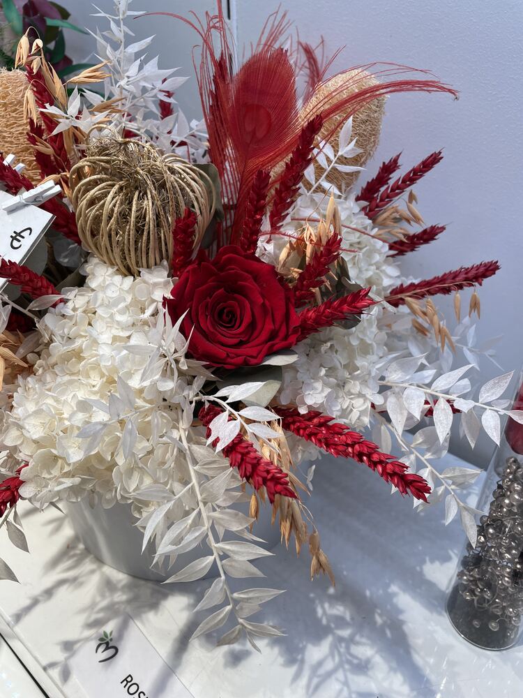 Décoration fleurs séchées, tons blancs et rouges