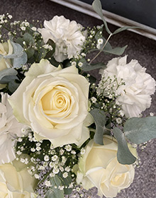 Détail de roses et œillets blancs avec eucalyptus