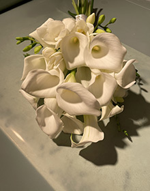 Bouquet callas et freesias, vue détaillée