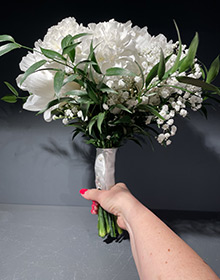 Bouquet de mariée pivoines blanches et gypsophile