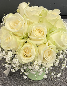 Bouquet rond de roses blanches et gypsophile