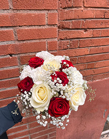 Bouquet rouge et blanc, roses et gypsophile