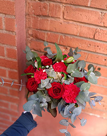Bouquet rouge avec eucalyptus tombant