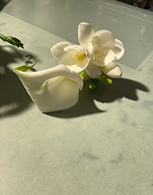 Boutonnière calla et freesia